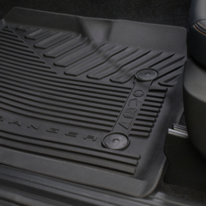 Tepih, gumijasti spredaj in zadaj, črne barve